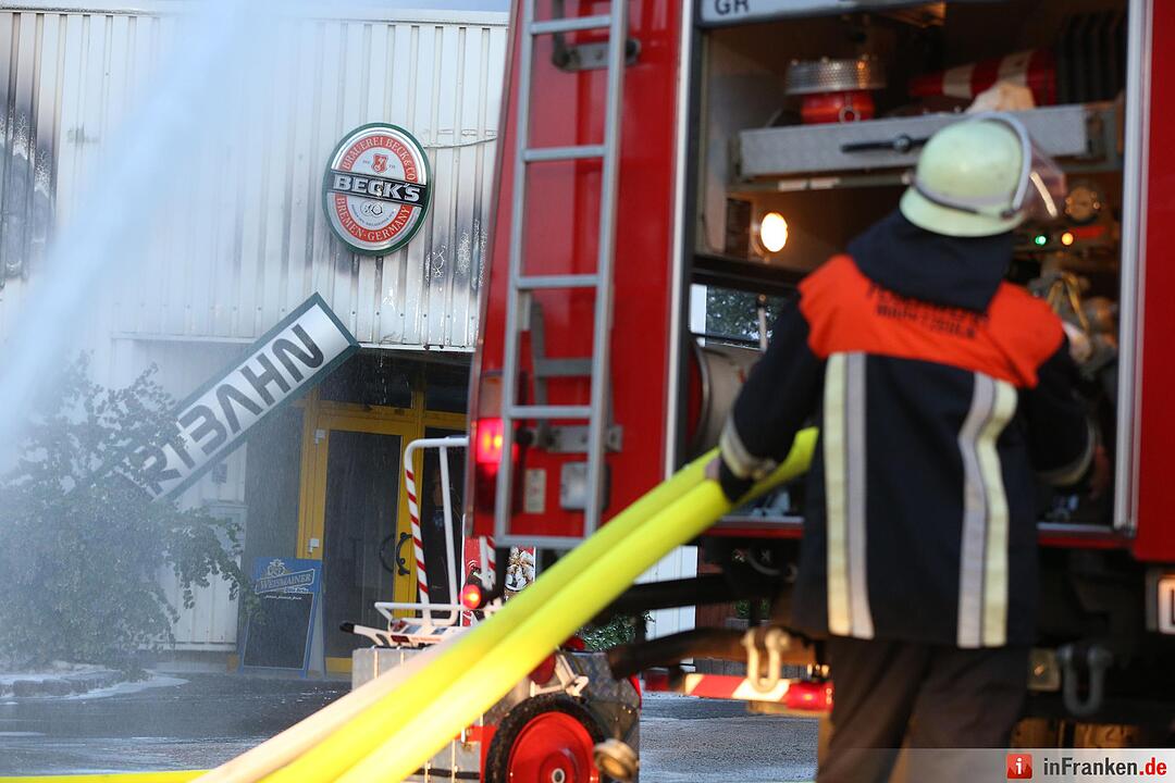 Grossbrand nach Explosion auf Indoor-Kartbahn Foto: News5/Herse