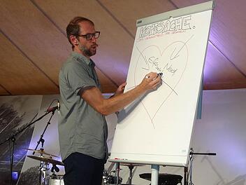 Daniel Harter zeigte den Campbesuchern, dass sie nicht auf die destruktiven Stimmen in ihrem Kopf, sondern auf Gottes Wort hören sollen. Foto: Marion Eckert