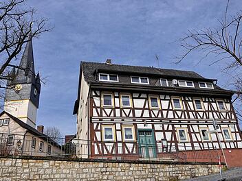 Der Turm der St. Ägidiuskirche thront über hübschem Fachwerk.  Foto: Harald Koch
