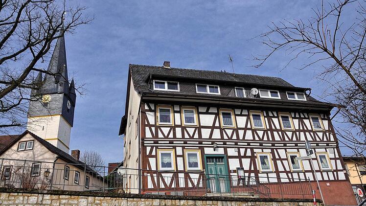 Der Turm der St. Ägidiuskirche thront über hübschem Fachwerk.  Foto: Harald Koch