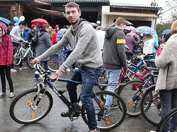 Jede Menge gute gebrauchte Drahtesel gab es bei der 20. Fahrradbörse des RSC Leuchau. Stefan Heinrich aus Kulmbach suchte ein günstiges Mountainbike für den Urlaub - und wurde fündig: Für 100 Euro bekam er sein Zweitfahrrad. Foto: Sonja Adam