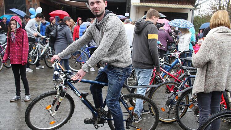 Jede Menge gute gebrauchte Drahtesel gab es bei der 20. Fahrradbörse des RSC Leuchau. Stefan Heinrich aus Kulmbach suchte ein günstiges Mountainbike für den Urlaub - und wurde fündig: Für 100 Euro bekam er sein Zweitfahrrad. Foto: Sonja Adam