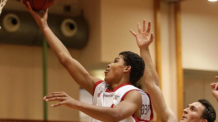 Das Breiteng&uuml;&szlig;bacher U19-Talent Nicholas Tischler (l.) kommt unbedr&auml;ngt zum Korbleger, der M&uuml;nchner Lorenzo Brazzi zu sp&auml;t. Foto: sportpress