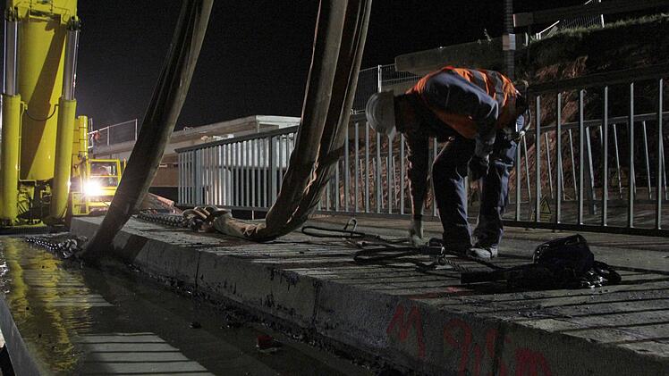 Die Brücke zwischen Kersbach und Baiersdorf wird demontiert. Foto: Josef Hofbauer