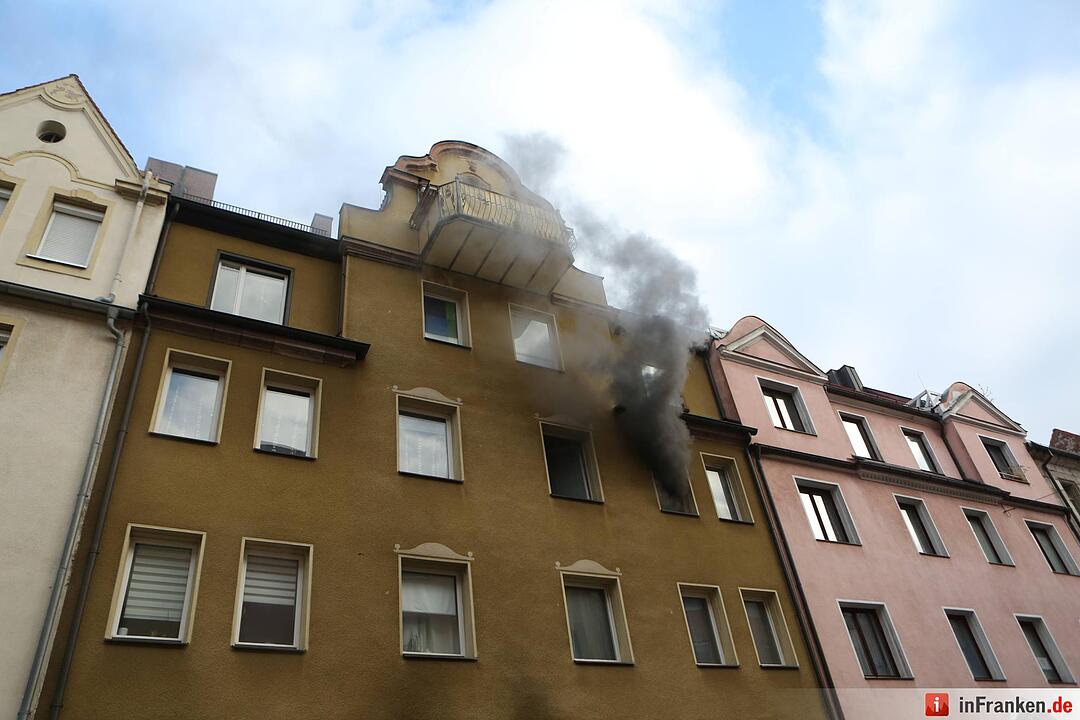 Mehrfamilienhaus in Nürnberg brennt