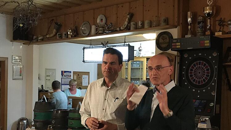 Landrat Wilhelm Schneider und Biersommelier Norbert Hümmer diskutierten beim Hausbrauertreffen in Buch über die Möglichkeit einer kommunalen Malzherstellung.Moni Göhr