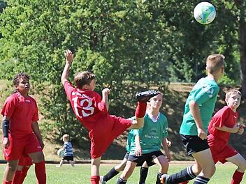 Mit feiner Akrobatik und fairer Spielweise überzeugten nicht nur die U9-Kicker vom SV Wildflecken (rote Trikots) und vom VfL Spfr Bad Neustadt beim Peter-Manger-Gedächtnisturnier. Foto: Sebastian Schmitt