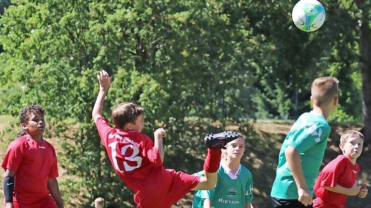 Mit feiner Akrobatik und fairer Spielweise überzeugten nicht nur die U9-Kicker vom SV Wildflecken (rote Trikots) und vom VfL Spfr Bad Neustadt beim Peter-Manger-Gedächtnisturnier. Foto: Sebastian Schmitt