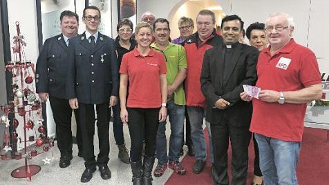 Die Vertreter der Schauberger Vereine haben Pfarrer Cyriac Chittukalam 500 Euro überreicht.  Foto: Corinna Igler