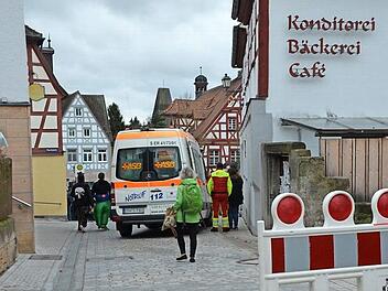 Die Zufahrten zum Marktplatz wurden durch Einsatzfahrzeuge versperrt.  Foto: Bernhard Panzer
