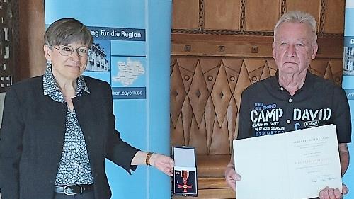 Oberfrankens Regierungspr&auml;sidentin Heidrun Piwernetz &uuml;berreicht Dieter Wolf das Verdienstkreuz am Bande des Verdienstordens der Bundesrepublik Deutschland.