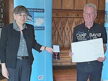 Oberfrankens Regierungspräsidentin Heidrun Piwernetz überreicht Dieter Wolf das Verdienstkreuz am Bande des Verdienstordens der Bundesrepublik Deutschland.