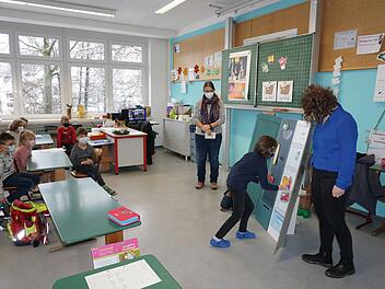 Die Kinder der Klasse 2a der Grundschule Schönau wussten genau, in  welches Fach im Kühlschrank die Lebensmittel gehören. Foto: Marion Eckert