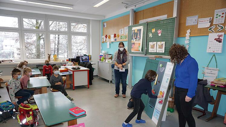 Die Kinder der Klasse 2a der Grundschule Schönau wussten genau, in  welches Fach im Kühlschrank die Lebensmittel gehören. Foto: Marion Eckert