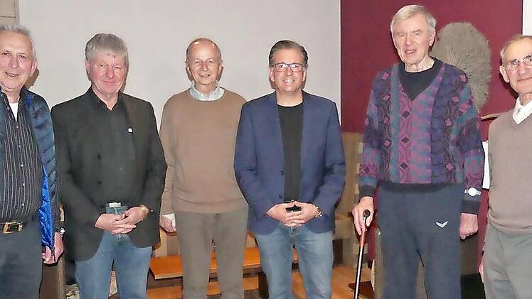 Beim Gemeindejubiläumstreffen in Adelsdorf waren Hans Zöbelein, Kreisheimatpfleger Manfred Welker, Altbürgermeister Armin Goß, Bürgermeister Karsten Fischkal, Friedrich Diller und Edmund Brehm dabei.