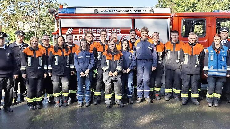Eine schlagkräftige Truppe: Die Zeulner Feuerwehr mit den Schiedsrichtern (links) Schwarz, Sliwinsky und Koch sowie den Kommandanten (rechts) Bernd Schmitt und Uwe Gaebel