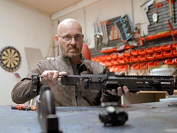 J&ouml;rg Sprave ist Waffenexperte und Waffenh&auml;ndler. Er besitzt eine entsprechende Lizenz und hat in seiner Werkstatt Schusswaffen mit dem 3D-Drucker zu Testzwecken nachgebaut.