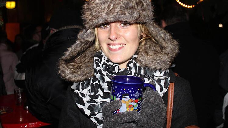 Nach langer Vorfreude hält die Wahl-Hawaiianerin Alexandra Smejkal endlich ihren ersten Glühwein der Saison in der Hand.
