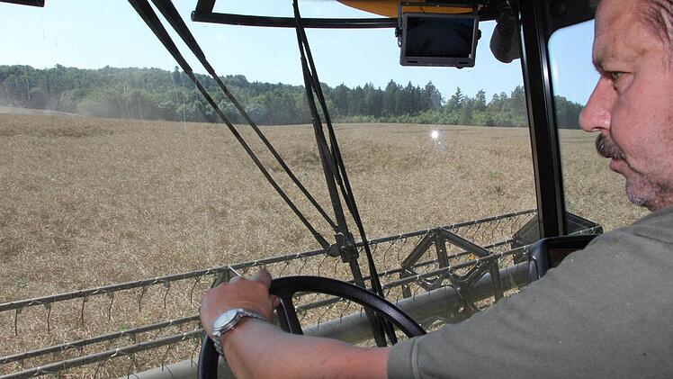 Ein Bildschirm (rechts oben) zeigt die Aufnahmen einer Kamera am Heck.