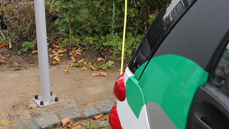 Eine von zwei Säulen der neuen Ladestation in Zeil: Ein Smart wird über das Stromkabel aufgeladen.