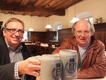 Auf den Erfolg des Drossenfelder Bräuwercks stoßen Neudrossenfelds Bürgermeister Dieter Schaar (links) und der Sprecher der Drossenfelder Bräuwerck AG, Rainer Schimpf, an. Foto: Jürgen Gärtner