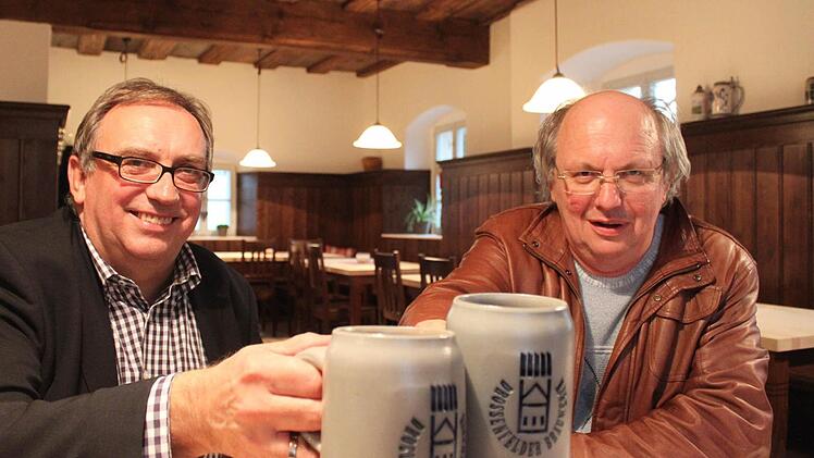 Auf den Erfolg des Drossenfelder Bräuwercks stoßen Neudrossenfelds Bürgermeister Dieter Schaar (links) und der Sprecher der Drossenfelder Bräuwerck AG, Rainer Schimpf, an. Foto: Jürgen Gärtner