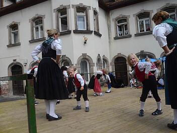Die Kindertanzgruppe des Volkstrachtenvereins Zechgemeinschaft Neukenroth  Fotos: Karl-Heinz Hofmann
