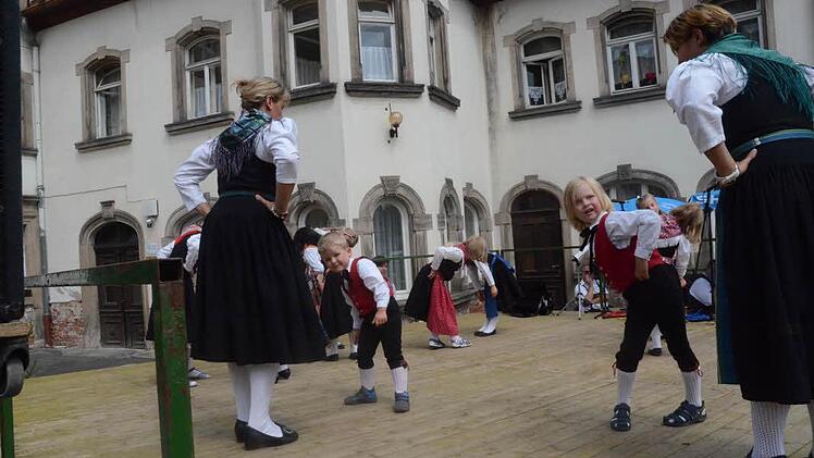 Die Kindertanzgruppe des Volkstrachtenvereins Zechgemeinschaft Neukenroth  Fotos: Karl-Heinz Hofmann