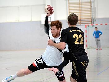 Nicht aufzuhalten: Philipp Wolf (links) ist mit der TS Herzogenaurach im Bezirkspokal weiterhin auf dem Weg in Richtung Titelverteidigung. Er steuerte gegen Buckenhofen drei Tore zum klaren Sieg bei. Foto: herzopress