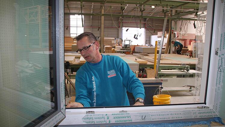 Blick durchs Fenster: Ralf Zehe arbeitet im Werk 2 in Oberleichtersbach. Hier entstehen die Fertighäuser von Hanse Haus. Foto: Ulrike Müller