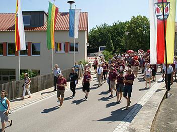 Ganz Fatschenbrunn war auf den Beinen, um der Landeskommission das Dorf zu zeigen. Hier am Mehrzweckgebäude wurde das Energiekonzept des Dorfes erläutert. Das Haus selbst wird nach der Sanierung durch eine Scheitholzheizung beheizt, im Sommer sorgt eine Wärmepumpe für warmes Duschwasser für die Fußballer. Foto: Sabine Weinbeer