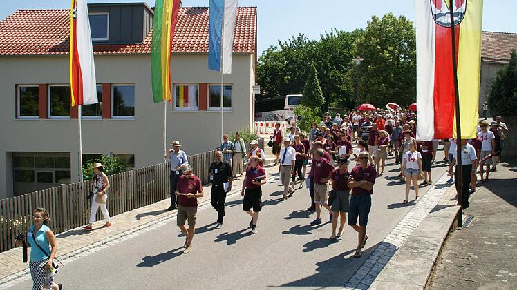 Ganz Fatschenbrunn war auf den Beinen, um der Landeskommission das Dorf zu zeigen. Hier am Mehrzweckgebäude wurde das Energiekonzept des Dorfes erläutert. Das Haus selbst wird nach der Sanierung durch eine Scheitholzheizung beheizt, im Sommer sorgt eine Wärmepumpe für warmes Duschwasser für die Fußballer. Foto: Sabine Weinbeer