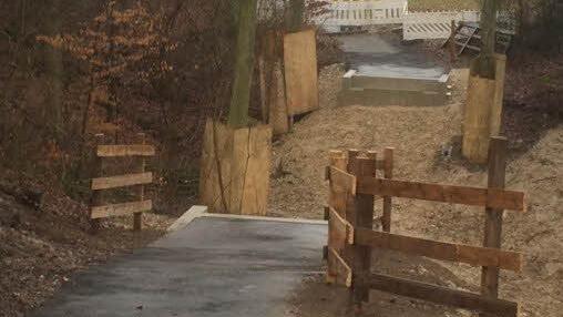 Einbau der neuen Brücke an der Lebenshilfe. Foto: Klaus Friesleben