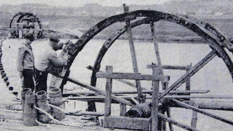 Gewässert wurde von Mai bis Oktober. Im Mai wurden die Schöpfräder zusammengebaut und ins Wasser eingesetzt.  Repro: Meißner