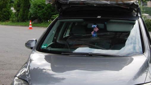 Roller auf dem Dach - ein deutscher Urlauber hatte seinen Golf bei der Fahrt in die Ferien hoffnungslos &uuml;berladen. Er wurde in der Schweiz gestoppt. (Foto: Polizei Luzern)
