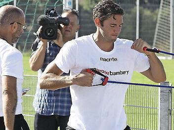 Unter dem strengen Blick von Sandro Bencardino (l.) arbeitet Neuzugang Fabien Causeur an seiner Fitness. Fotos: sportpress