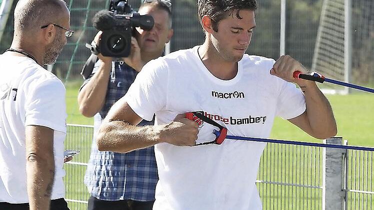 Unter dem strengen Blick von Sandro Bencardino (l.) arbeitet Neuzugang Fabien Causeur an seiner Fitness. Fotos: sportpress