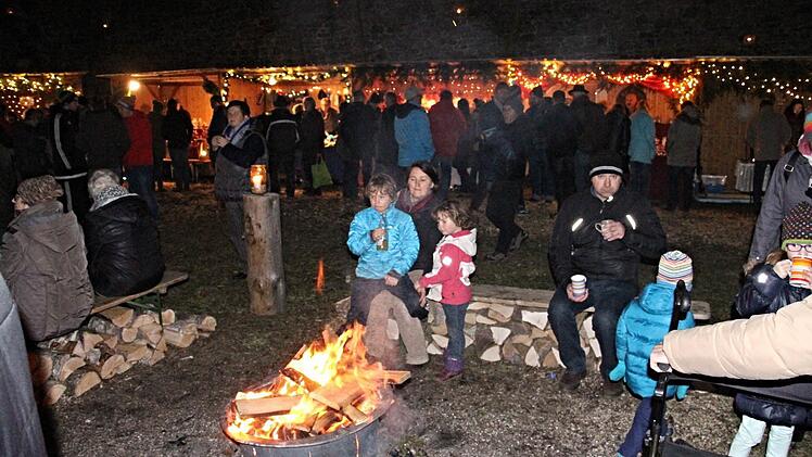 Ein Lagerfeuer gehört zur Burg. Um dieses konnten sich die Besucher scharen, um sich vom Flair des Weihnachtsmarktes in Dippach umfangen zu lassen. Foto: Helmut Will