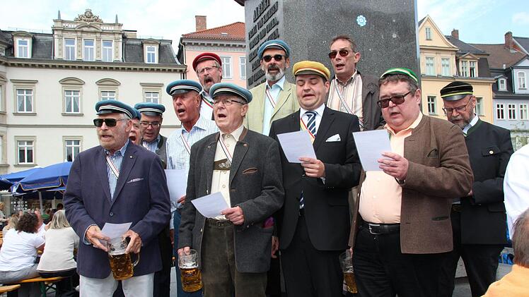 Die Alten Herren aus Coburg singen traditionell ein Ständchen zum CC-Marktfest. Foto: Oliver Schmidt