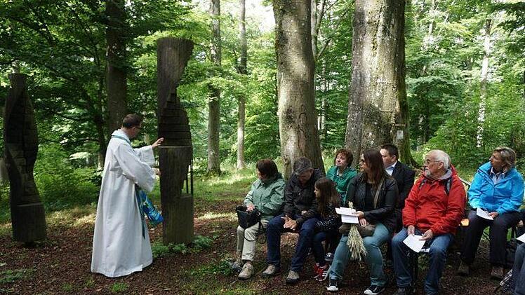 Jede Person ist unverwechselbar und einmalig, das stellte Diakon Wolfgang Dömling bei einem Experiment in dem Wortgottesdienst anlässlich zehn Jahre Franziskusweg unter Beweis. Foto: Marion Eckert