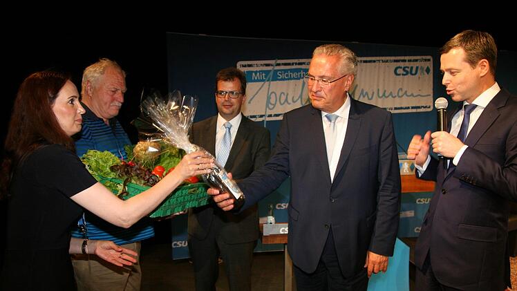 "Aber bei der Wahl bitte mehr als 35 Prozent aus Bamberg", kommentierte Joachim Herrmann das Geschenk des CSU-Kreisverbandes, einen Likör. Foto: Werner Baier