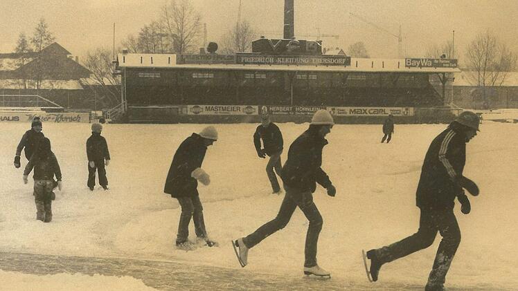Kurios:  Schlittschuhläufer im VfB-Stadion. Foto: CT-Archiv/Klaus Wöhner