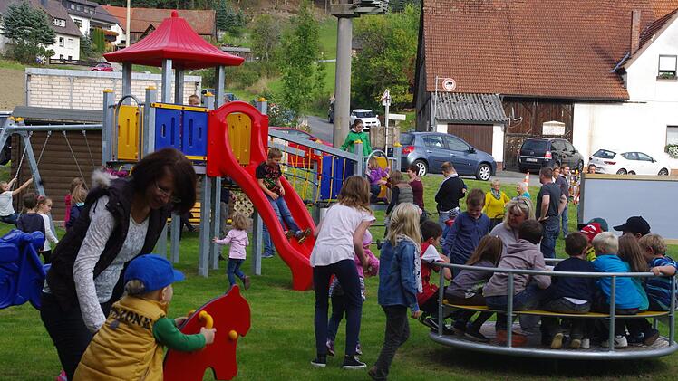 Der Stammtisch ließ den damals in die Jahre gekommenen Spielplatz wieder zum Spaßparadies werden. Die erneute Segnung und  Übergabe war im Oktober 2015.Heike Schülein