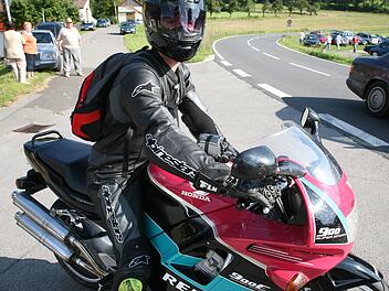 Motorradfahrer am Fuße des Würgauer Bergs, vor sich eine installierte Videokamera Foto: Timo Stöhr