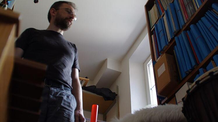 Burkhart Schürmann stakst mühsam durch einen zugestellten Raum. Dieser ist eigentlich ein Notenarchiv, notgedrungen dient er aber auch als Lager. Von Themen wie Ordnung und Brandschutz mag der stellvertretende Schulleiter da gar nicht zu reden anfangen. Foto: Marco Meißner