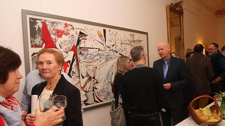 Besucher vor dem großen Bild "das Formelmeer" von Tommy Petzold, das seinem Schicksal entgegentreibt.