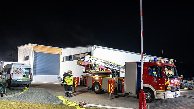 Mainleus: Gro&szlig;brand in Schreinerei - 150 Feuerwehrkr&auml;fte im Einsatz