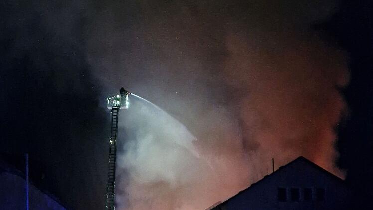 Scheunenbrand hält Michelau in Atem: Verletzte und großer Schaden