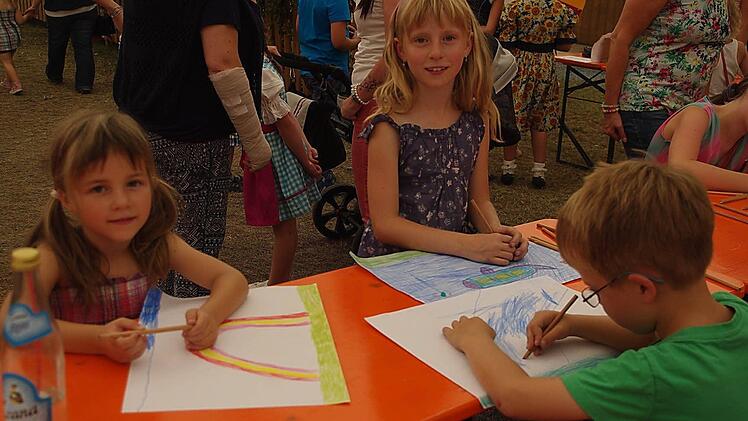 Julia, Luisa und Jan (v. l.) malten ihren "größten Wunsch".