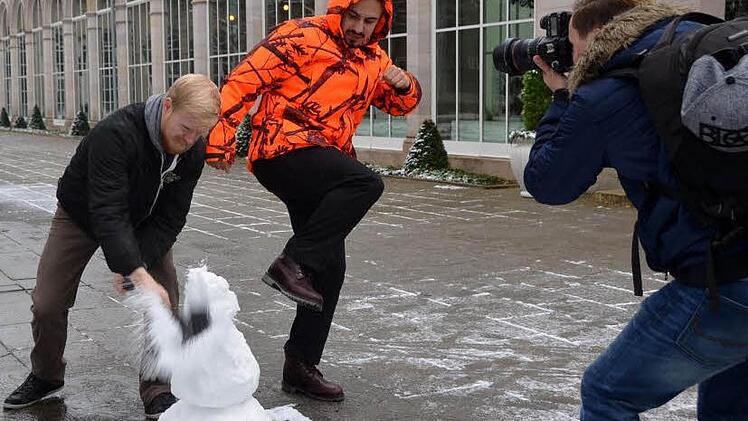 Kunstaktion mit Schnee: "Foto-Walk" in den Bad Kissinger Kuranlagen.  Foto: Peter Rauch